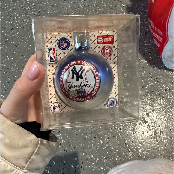 New York Yankees world champions subway series 2000 Christmas ornament - Picture 1 of 2